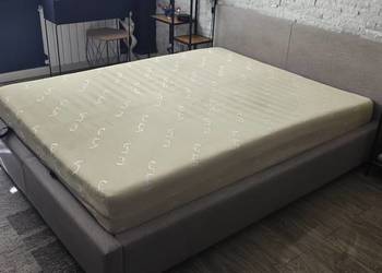 Duże łóżko z grubym materacem