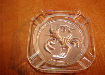 mała szklana popielniczka