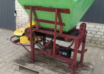 Rozsiewacz nawozów wapna motyl pom 600 l