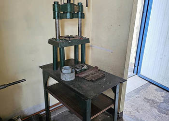 Prasa ręczna śrubowa balansowa PSB 3000