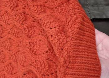 SWETER W MODNYM KOLORZE