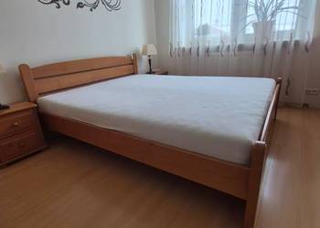 Solidne łóżko drewniane 160x200 z materacem – stan bardzo dobry