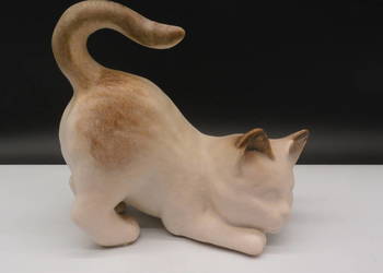 Urocza Ceramiczna Figurka Kota Vintage – Polujący / Przeciągający się Kot