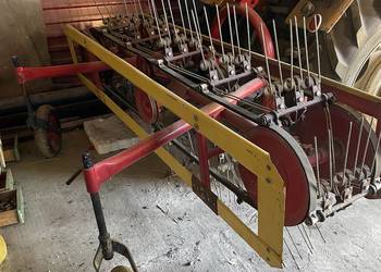 Przewracarka taśmowa / przetrząsarka / zgrabiarka taśmowa Przewracarka taśmowa / przetrząsarka / zgrabiarka taśmowa