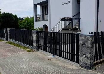 Montaż ogrodzeń panelowych bram furtek pustaki ogrodzeniowe podmurówki