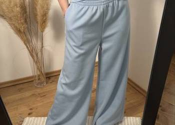 Błękitne spodnie dresowe wide leg – miękkie, wygodne, luźny krój gumka w pa