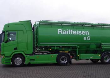 Do paszy Scania ciagnik z sprezarka Welgro naczepa