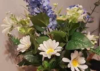 Dekoracja ze sztucznych kwiatów