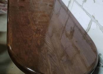 Stół dębowy z grubym blatem.