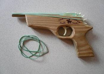Drewniany Pistolet na Gumki firmy Elastic Precision. wi