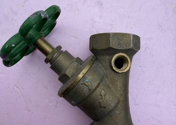 Zawór skośny odcinający.