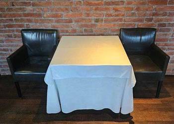 Stoły restauracyjne drewniane 84x84 z obrusami 30 sztuk