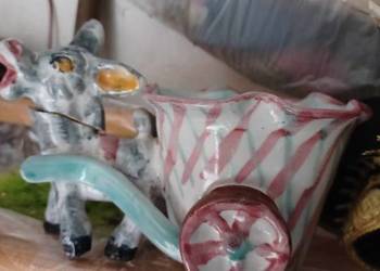 Ceramiczna FIGURKA OSIOŁKA CIĄGNACEGO WÓZ, RĘCZNIE MALOWANA