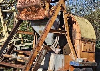 betoniarka na podwoziu z mechanicznym koszem zasypowym betoniarka na podwoziu z mechanicznym koszem zasypowym