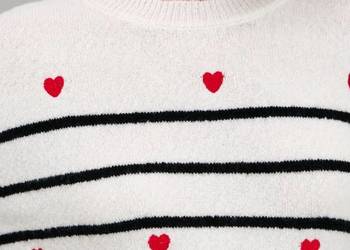 sweter w paski i serca Sinsay