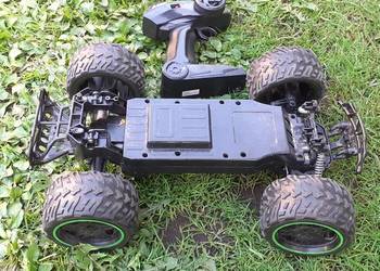 Samochód sterowany,pilot,2,4 GHz,częściowo sprawny,do naprawy,na części.