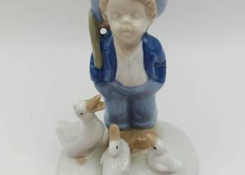 Porcelana figura Chłopiec z trzema gąskami