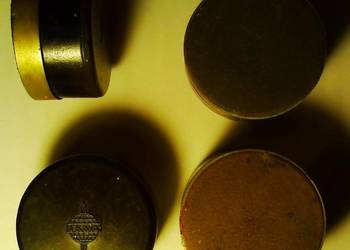 Zestaw 4 przycisków do papieru sygnowanych przez firmę Skala, średnica 6 cm