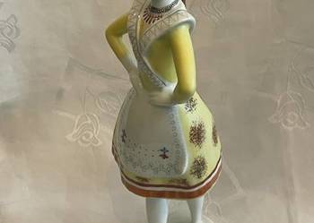 Figurka porcelanowa Hollóháza (Węgry) – Kobieta w stroju ludowym | 25 cm