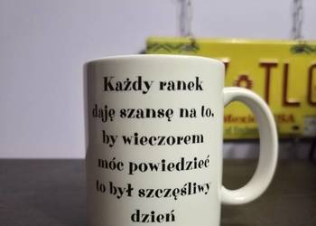 Kubek z tekstem "Każdy ranek daje szanse na to, by wieczorem móc powie...."