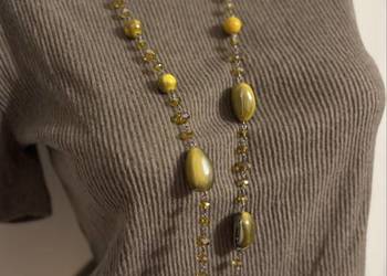 Długi naszyjnik / korale w odcieniach złota i oliwki