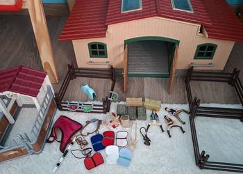 Stajnia dla koni z akcesoriami schleich