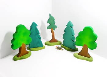 Zestaw ręcznie wykonanych drewnianych figurek drzew i ptaka - dzięcioł mark