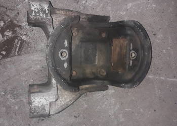 UCHWYT PODUSZKI SKRZYNI MERCEDES 6682420502 811 711 609 709