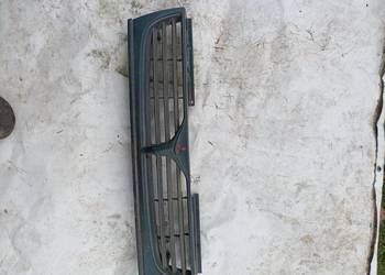 Mitsubishi Space Runner grill atrapa.