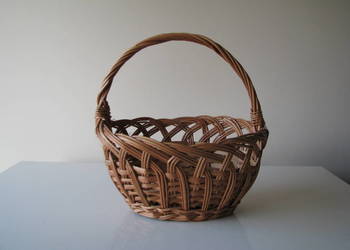 Piękny, owalny koszyk wiklinowy z ażurowym splotem na święconkę wielkanocną