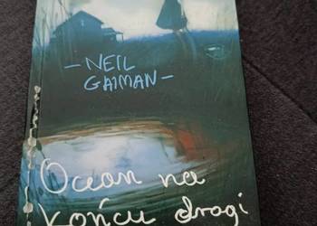 autorstwa Neila Gaimana, zatytułowana „Ocean na końcu drogi