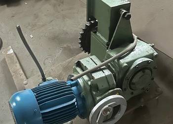 Motoreduktor z płynną regulacją + przekładnia kątowa