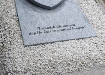 Nagrobek urnowy z sercem,granit viscount white nr 2046