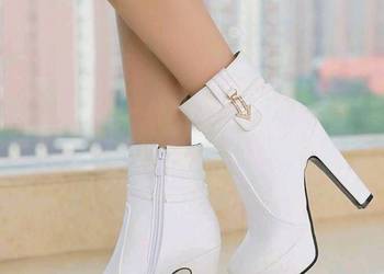 Butiki białe na obcasach modelowe