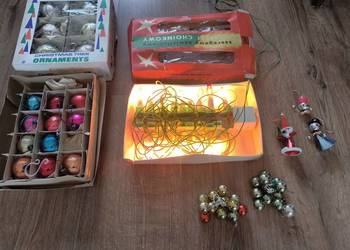 Ozdoby świąteczne choinkowe z okresu PRL plus lampki z 1976 roku
