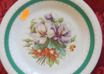 Piękne talerze, bratki, w  bukiecie kwiatów. Piękne talerze, bratki, w  bukiecie kwiatów.