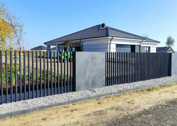 nowoczesne ogrodzenie palisadowe/ grzebieniowe/ pionowe