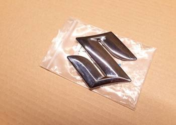 SUZUKI ALTO ZNACZEK EMBLEMAT LOGO PRZÓD 77811M54GC0