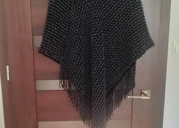 narzutka z frędzlami ze srebrną nitką chusta ponczo