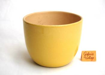 Osłonka ceramiczna, żółta, h 9 cm.