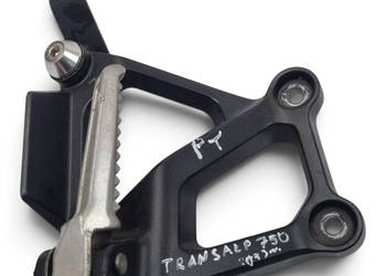 PRAWY SET UCHWYT PODNÓŻEK PASAŻERA Honda Transalp XL750 23+ mocowanie