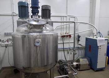 Zbiornik z mieszadłem i instalacją