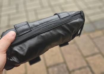 Torba, piornik na kierownice  czarny izolowany na motocykl, rower - wałek