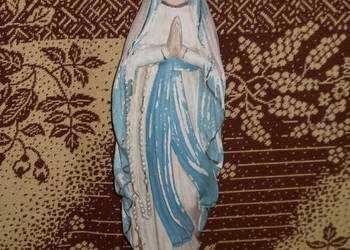 Odnawianie renowacja starodawnych katolickich figur figurek krzyży posążków