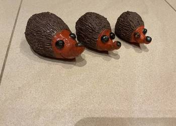 Jeżyki Jeże Figurki z Czerwonej Glinki Vintage Ręczna Robota Sygnowane