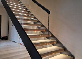 Schody jesionowe na konstrukcji stalowej balustrady szklane