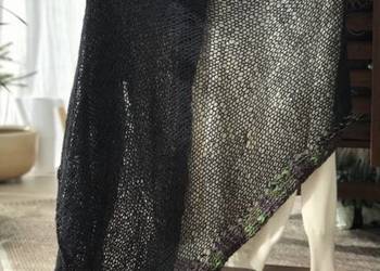 Czarny szal handmade angora zielone wykończenie