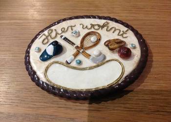 Tabliczka Dekoracyjna Na Drzwi  Hier wohnt - " Tu Mieszka" Sygnowana