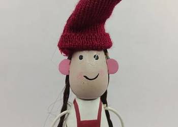 Figurka zimowej dziewczynki w czerwonym stroju