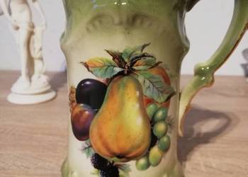 Porcelanowy dzbanek z uchem w owoce
